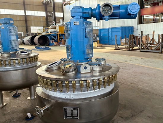 Нестандартный эмалированный реактор с плоской крышкой и облицовкой из нержавеющей стали