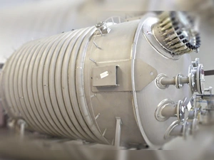 Реактор с рубашкой из полутруб (материал: титан)